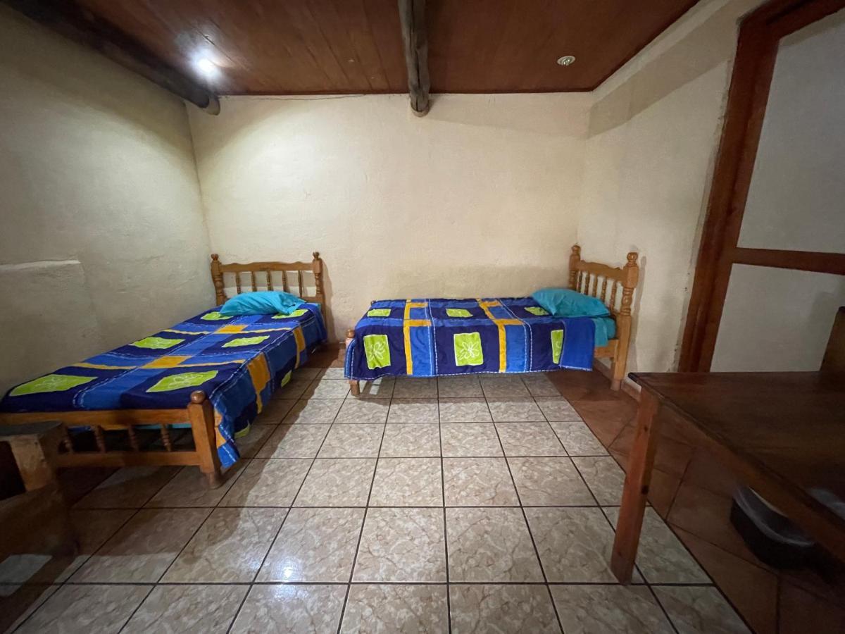 Johnnys Place Hotel Monterrico Dış mekan fotoğraf