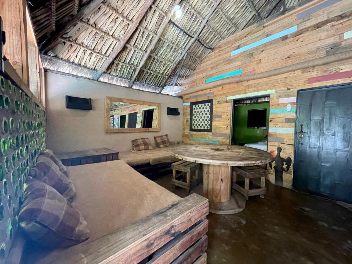 Johnnys Place Hotel Monterrico Dış mekan fotoğraf