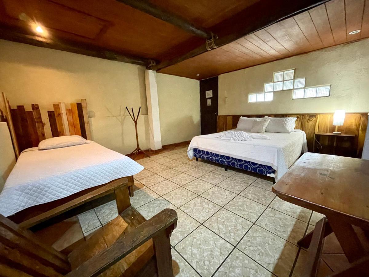 Johnnys Place Hotel Monterrico Dış mekan fotoğraf