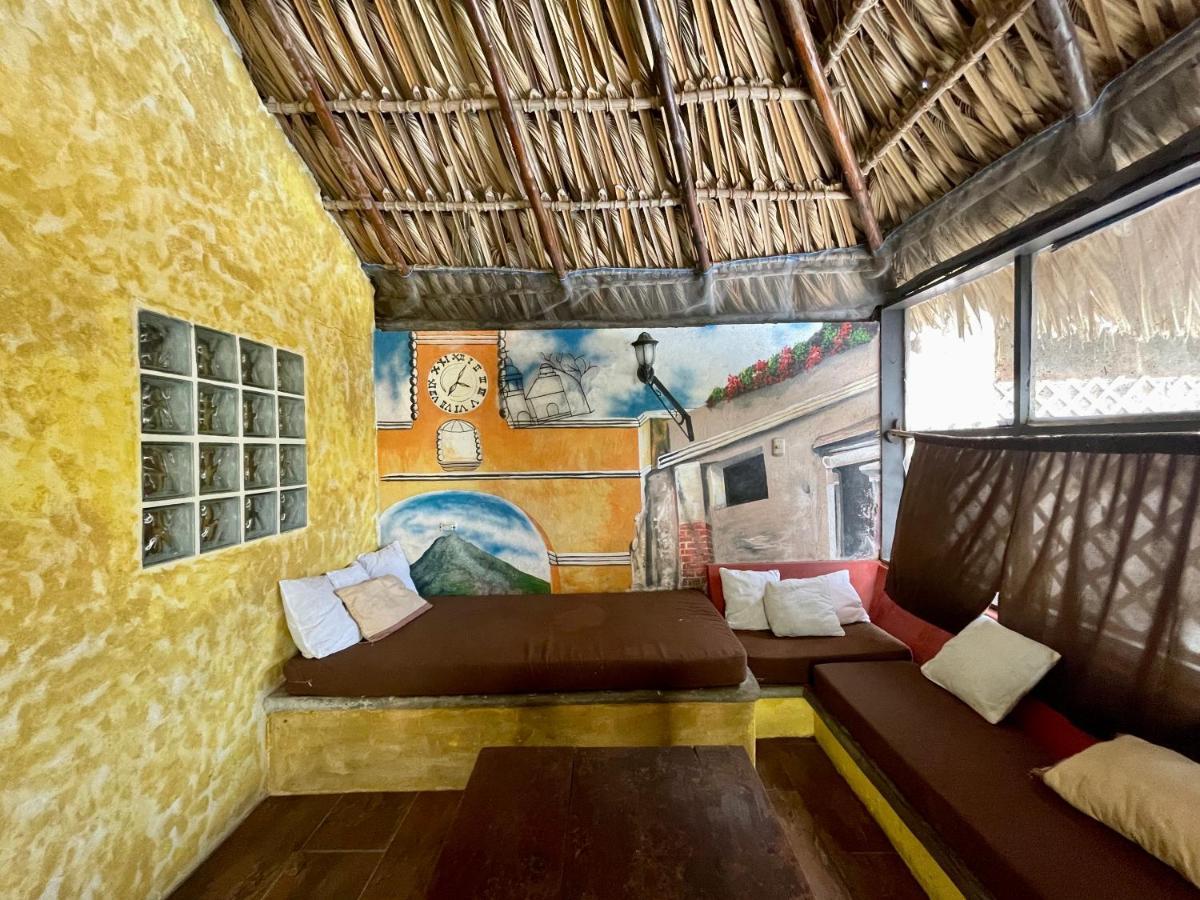 Johnnys Place Hotel Monterrico Dış mekan fotoğraf