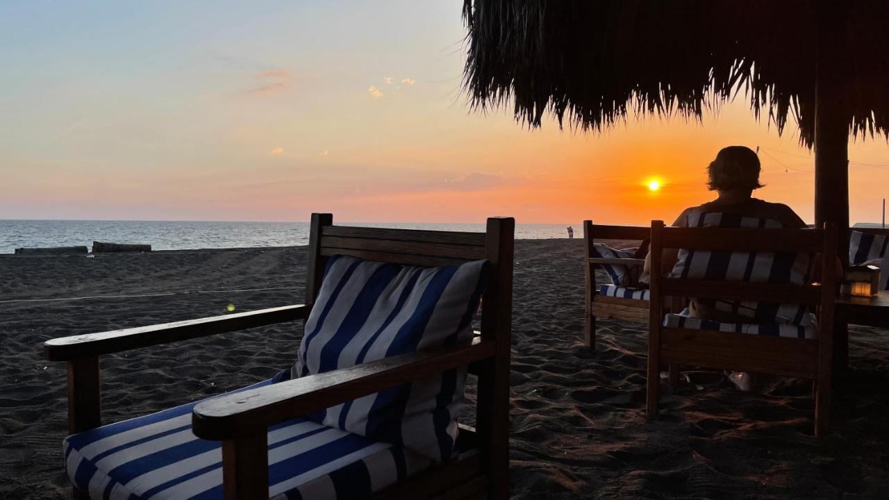 Johnnys Place Hotel Monterrico Dış mekan fotoğraf