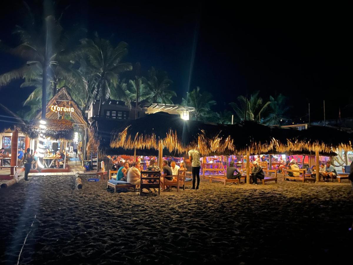 Johnnys Place Hotel Monterrico Dış mekan fotoğraf