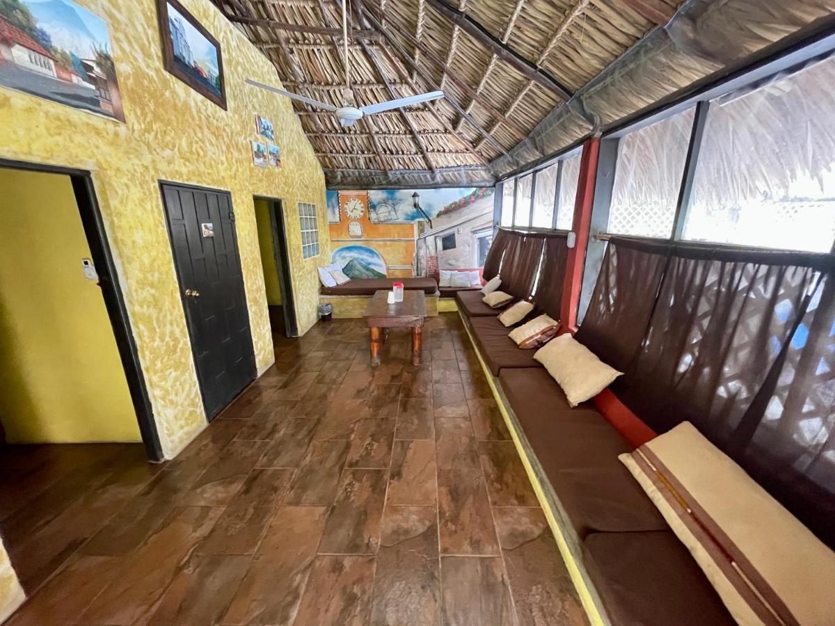Johnnys Place Hotel Monterrico Dış mekan fotoğraf