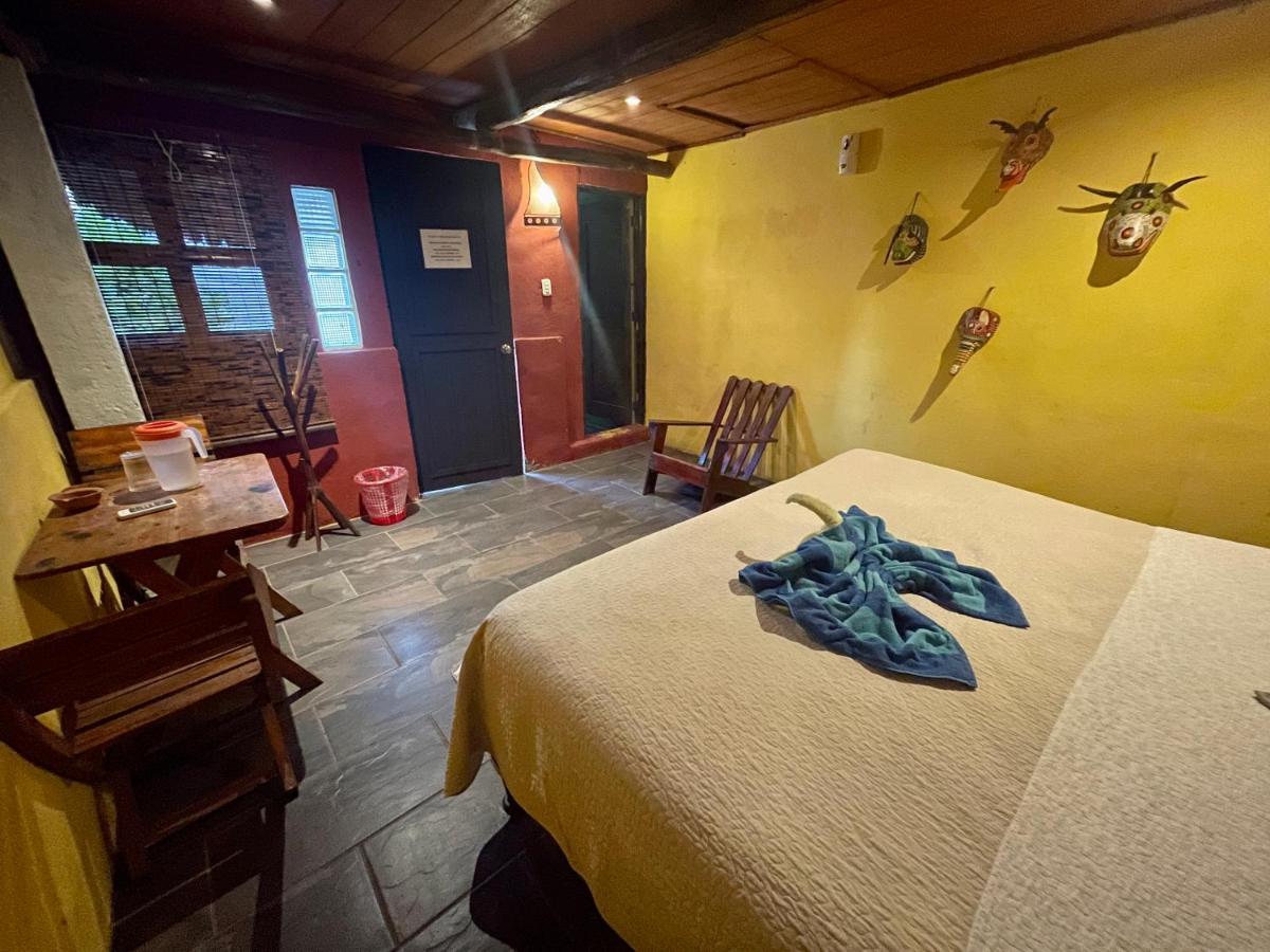 Johnnys Place Hotel Monterrico Dış mekan fotoğraf