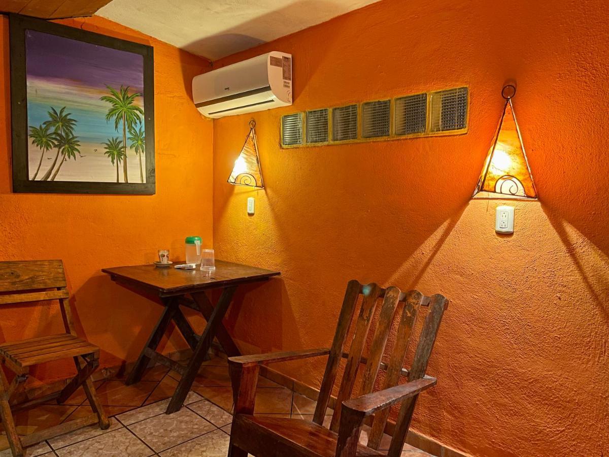 Johnnys Place Hotel Monterrico Dış mekan fotoğraf