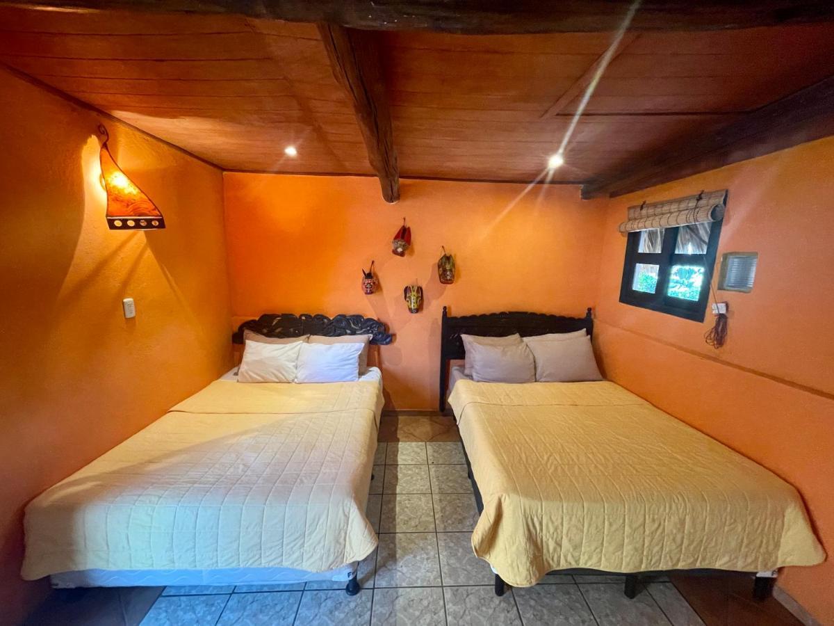 Johnnys Place Hotel Monterrico Dış mekan fotoğraf