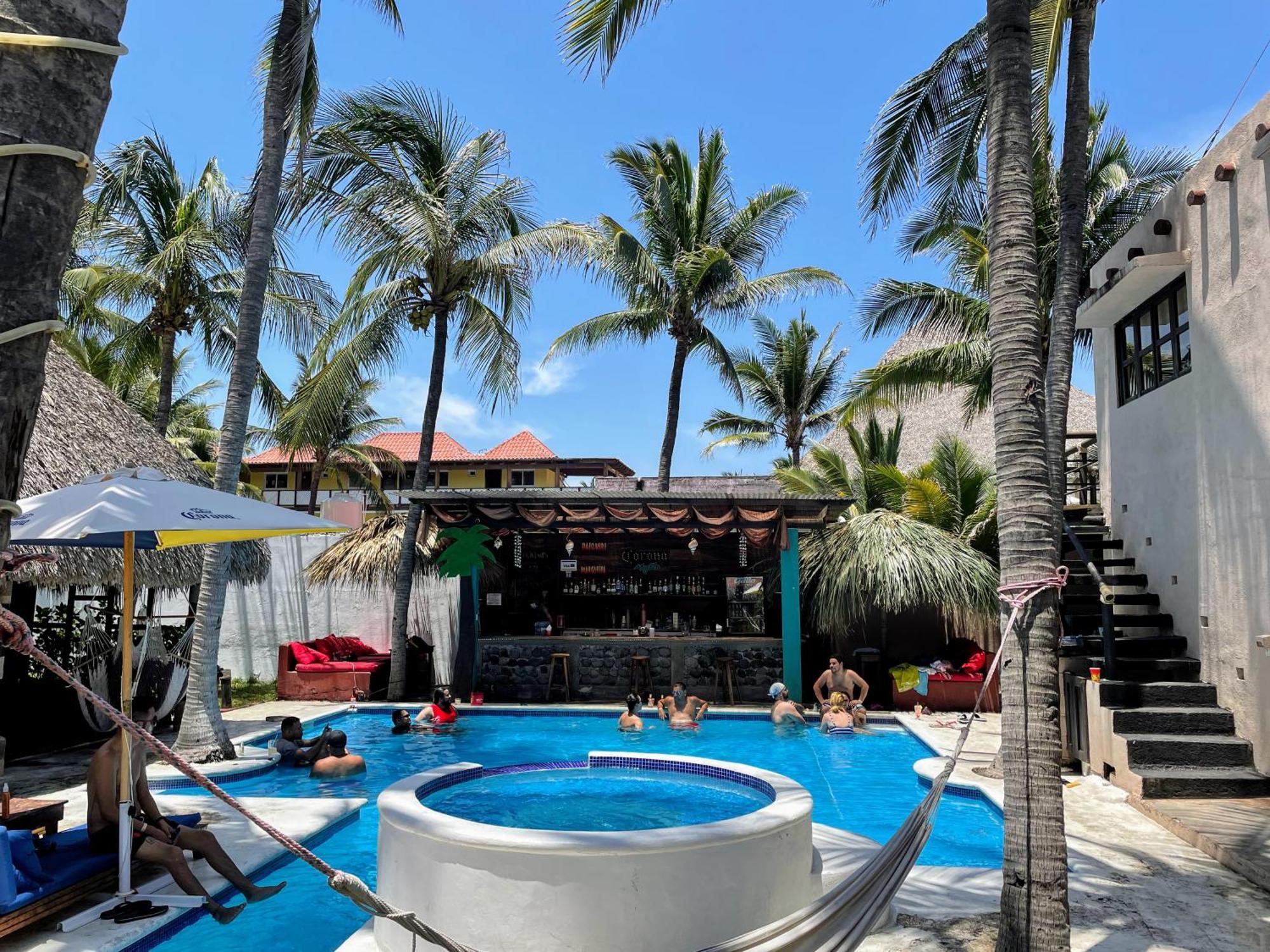 Johnnys Place Hotel Monterrico Dış mekan fotoğraf